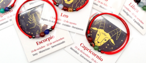 Varios brazaletes de los signos zodiacales, vista desde arriba.